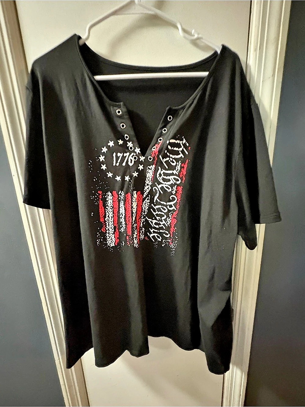 Graphic Short Sleeve Tee we The People in Black & Red Like New size XL